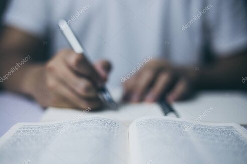 Libro aperto con appunti di teologia