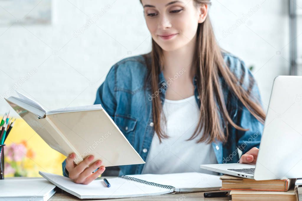 Libri e taccuino su un tavolo
