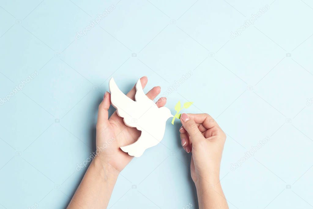 Simbolo di pace tra mani